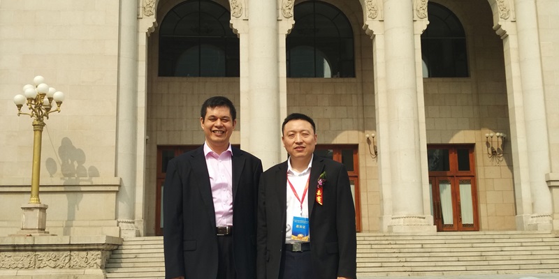 图为仟亿达董事长郑两斌(左1)与北京科企业投融资联盟秘书长李浩.jpg