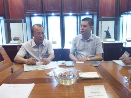  长春市副市长张敬安（左）与仟亿达（831999）董事长郑两斌（右）进行洽谈