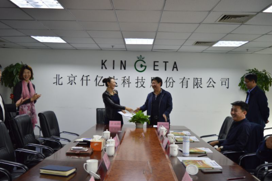 仟亿达总裁王元圆与曲沃副县长崔权利签约现场