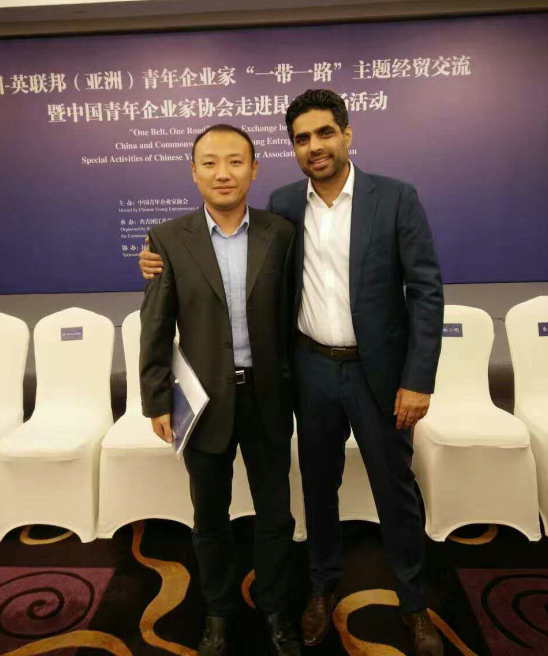 仟亿达庞总（左一）与英联邦青年企业协会亚洲英联邦青年企业协会主席沙班•哈利得合影