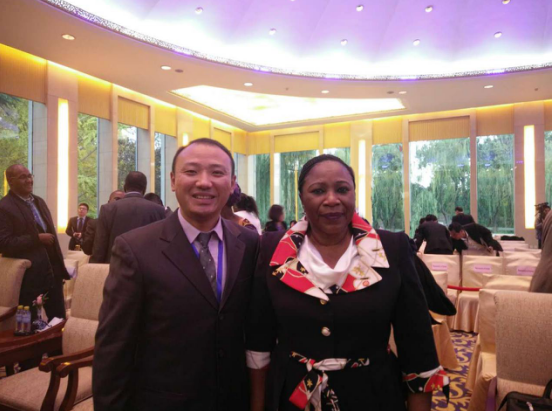  仟亿达庞总（左一）与几内亚外交部部长Hadja Makale Camara合影