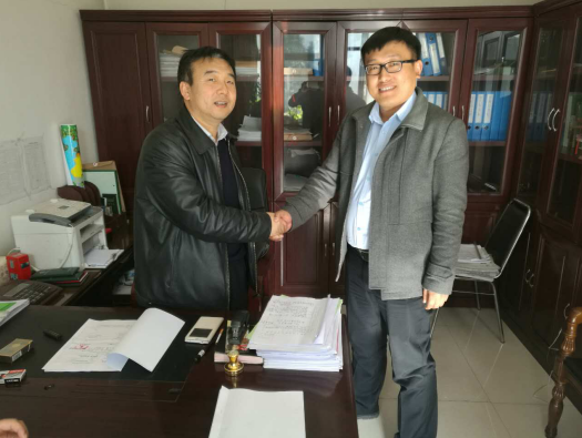 仟亿达（831999）公司层与岚县林业局局长王志平（左）签署林业碳汇项目合同