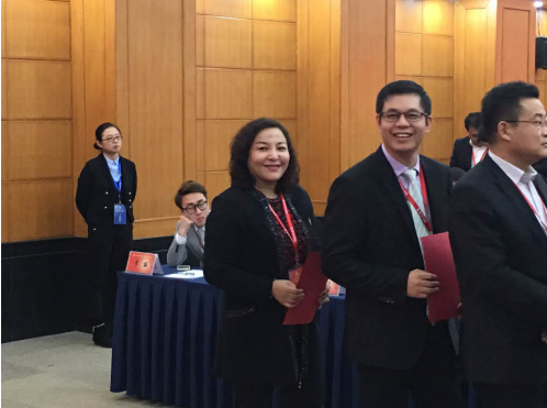 仟亿达董事长郑两斌（右二）在选举投票现场