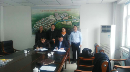  仟亿达董总（前排右）与葫芦岛市建昌县八子经济开发区管委会李主任签约