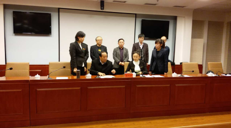  仟亿达总裁王元圆（签约席右）与承德市副市长吴清海签约