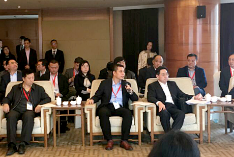 仟亿达董事长郑两斌（前排中）在会议现场发言中
