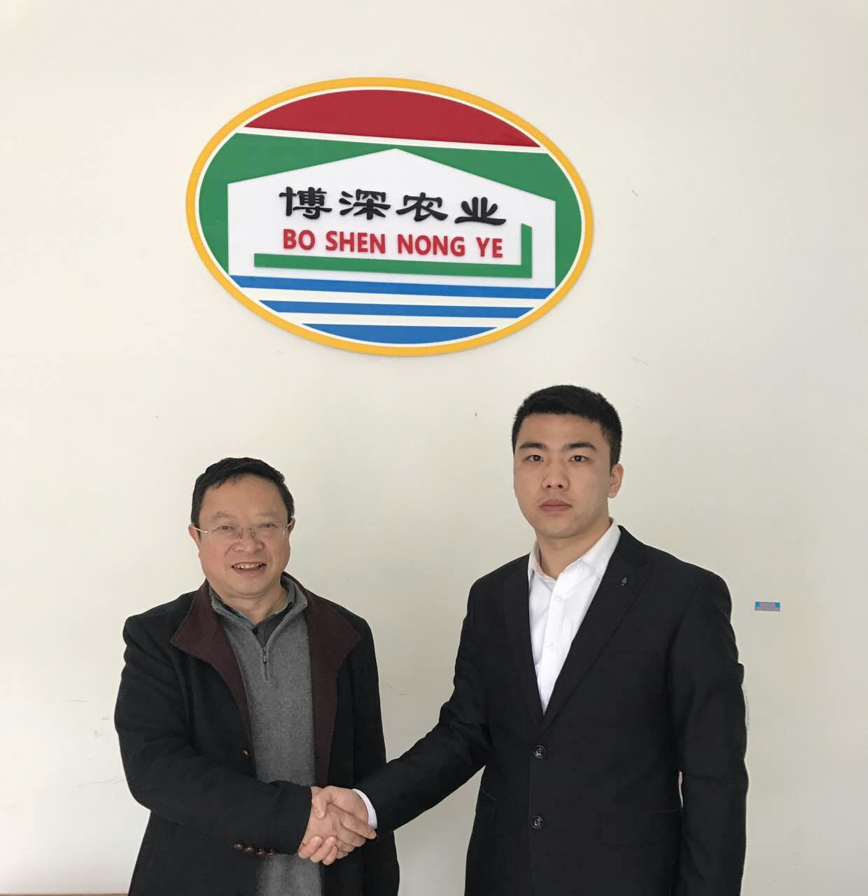 仟亿达集团孙总与云南博深负责人签约合影