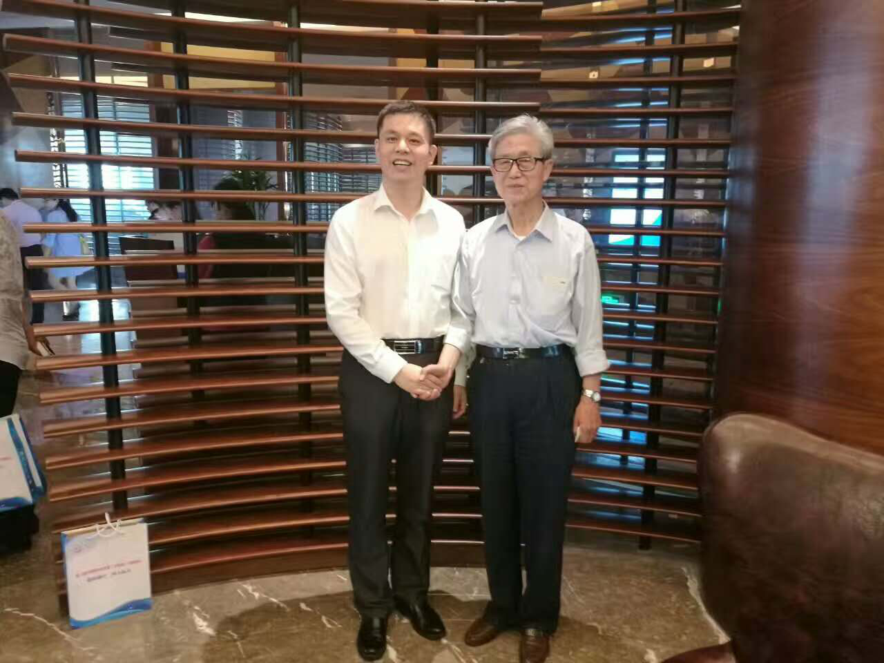 仟亿达集团董事长郑两斌（左）与中国工程院院士顾国彪（右）