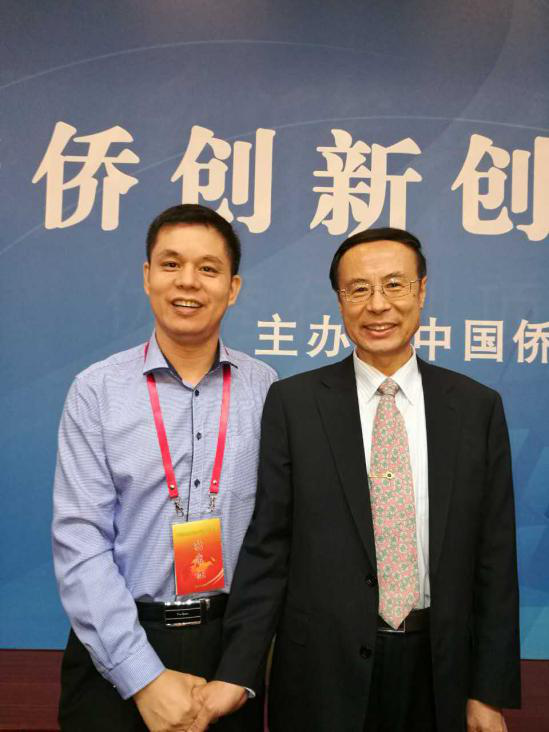 仟亿达集团董事长郑两斌（左）与中国侨联党组书记、主席万立骏（右）