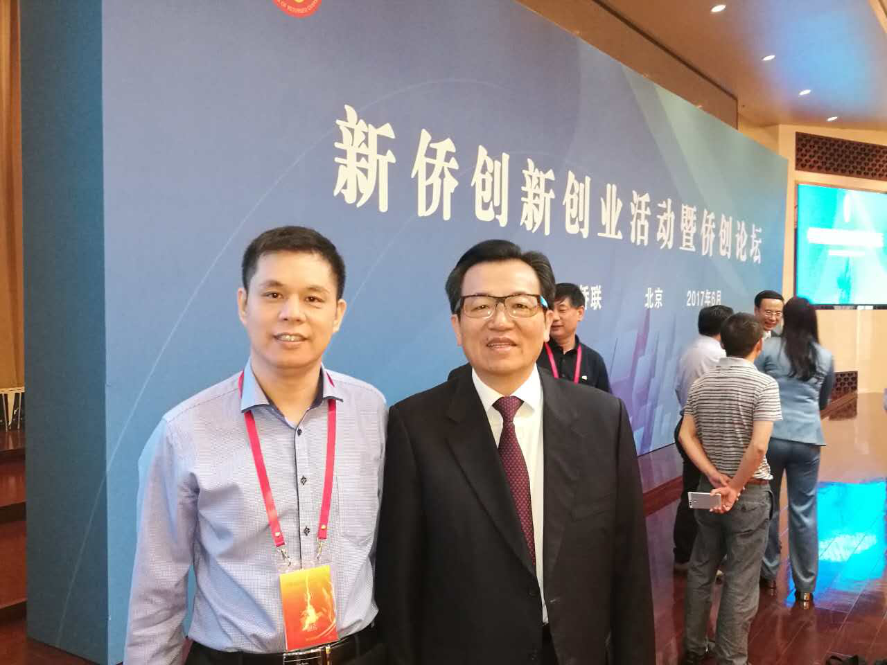 仟亿达集团董事长郑两斌（左）与中国侨联副主席李卓彬（右）