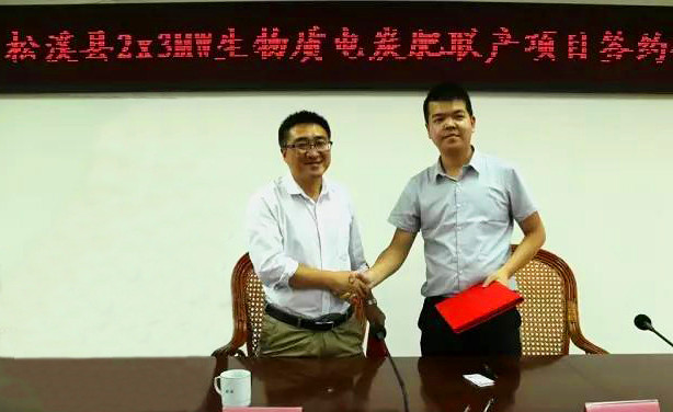 福建省松溪县县长苏建旗（左）与厦门仟亿达新能源公司郑总（右）代表签约