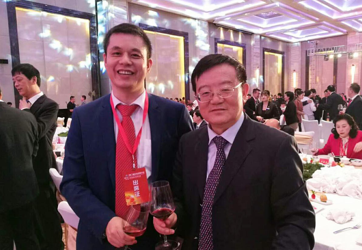 全国工商联党组书记、常务副主席徐乐江（右）与仟亿达集团董事长郑两斌（左）