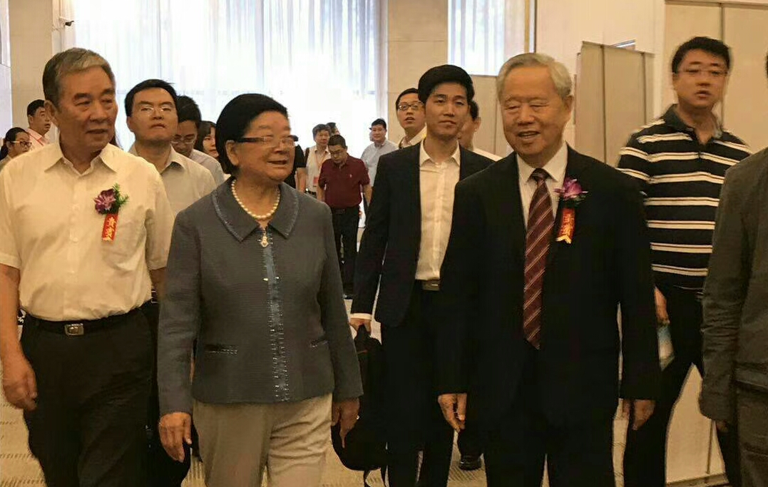 第十届全国人常委会副委员长顾莲（女）与各位嘉宾出席论坛