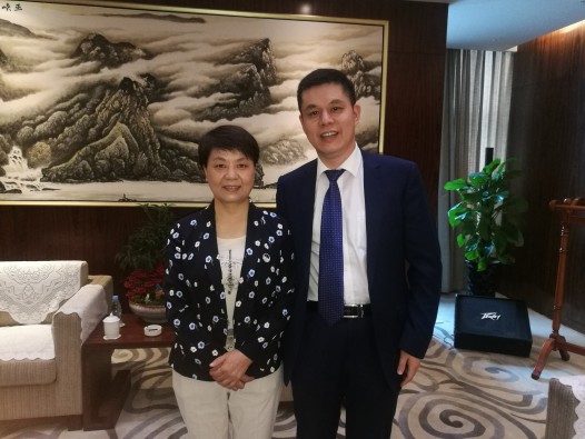 安徽省副省长、省工商联主席王翠凤(左)与仟亿达集团董事长郑两斌(右)