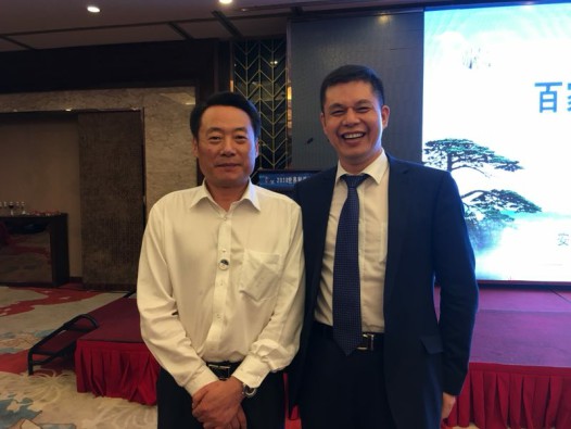 安徽省省委常委、宣传部部长虞爱华先生(左)与仟亿达集团董事长郑两斌(右)