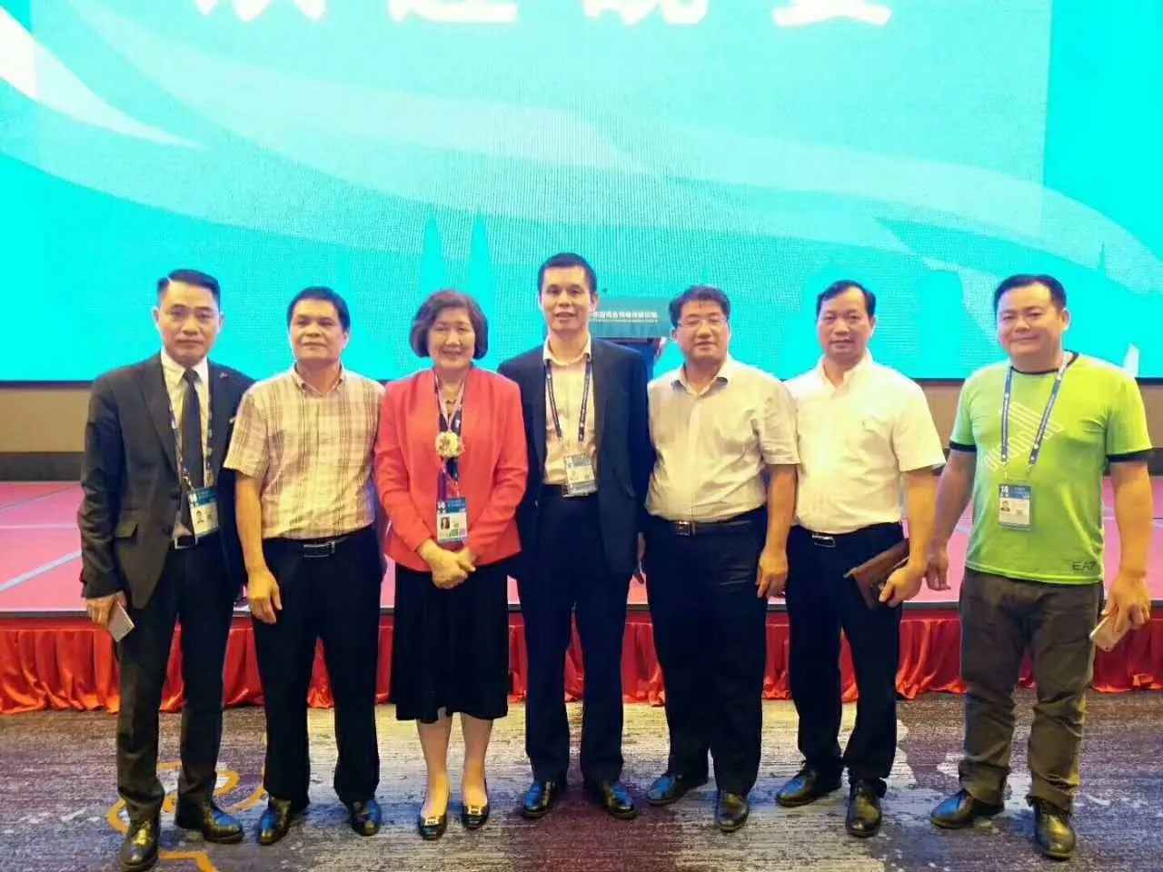 泰国广西总会主席李铭如(左3)与仟亿达集团董事长郑两斌(中)等精英合影